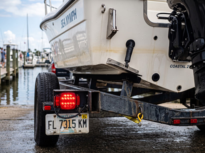 Sealed LED submersible tail light on a boat trailer | Four-pin flat trailer connector wiring color