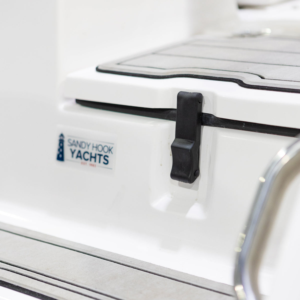 Rubber Draw Latch with Oval Keeper