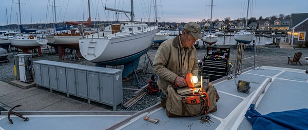 Boat Flares and USCG Requirements: Where the Rule Applies and What to Carry